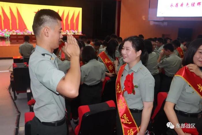退伍兵与女领导的心灵交融，自然与情感的奇妙旅程